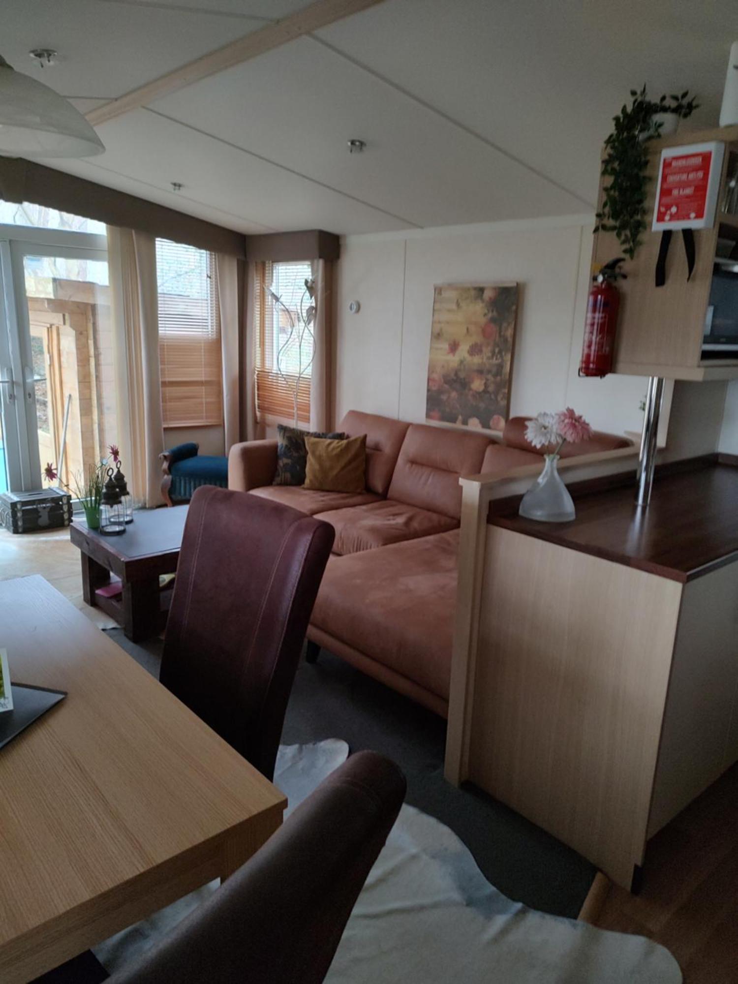 Chalet Met Veranda Aan Bosrand Vledder Luaran gambar